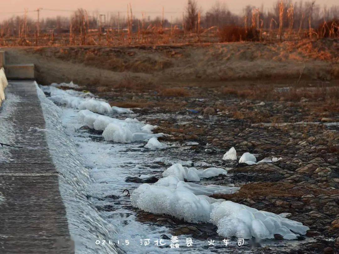 玩沙玩水玩雪都是一种简便易行的结构游戏